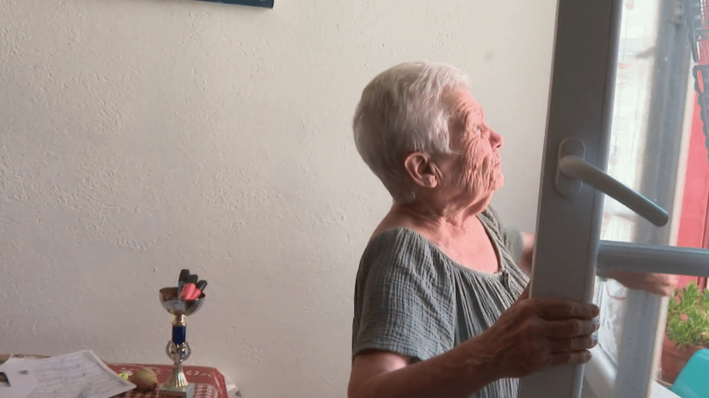 Vague de chaleur : dans les Alpes-Maritimes, en vigilance orange, les habitants subissent des températures impressionnante
Avec un ressenti de 43°C prévu lundi, des dispositions sont prises pour éviter que les personnes âgées ou vulnérables ne souffrent trop.