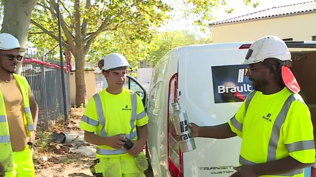 Canicule : des horaires aménagés pour les ouvriers travaillant en extérieur
Face aux températures élevées actuelles, les horaires de travail des ouvriers qui travaillent en extérieur sont aménagés. La chaleur est un facteur d'accidents du travail pouvant être mortels.