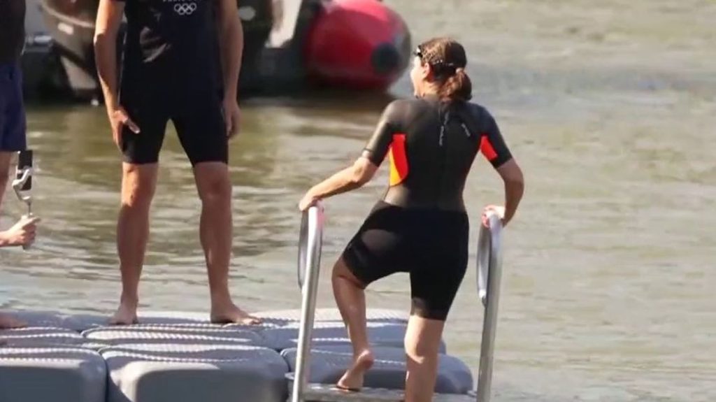 Paris 2024 : à dix jours des JO, Anne Hidalgo s’est enfin baignée dans la Seine
Se baigner dans la Seine, la maire de Paris l'avait promis et a tenu parole, mercredi 17 juillet. À un peu plus d'une semaine du début des Jeux olympiques, l'eau du fleuve parisien semble prête à accueillir les épreuves.