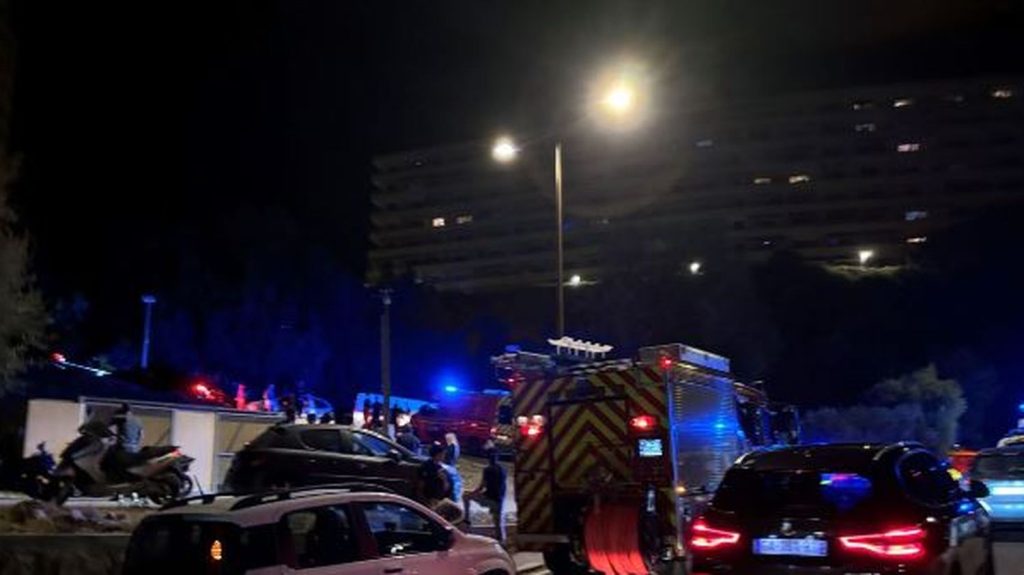 Un homme tué par balles à Ajaccio mercredi soir
La victime venait de sortir de prison. Tombé dans un guet-apens en rentrant chez lui, deux hommes lui ont tiré une dizaine de coups de feu dans le dos.