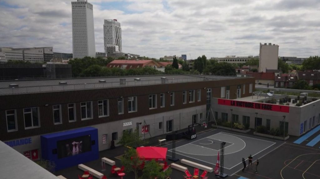 Paris 2024 : les athlètes français visent le record de médailles olympiques
À quelques jours du début des compétitions, les sportifs tricolores se sont installés dans le village olympique, où tout a été conçu pour optimiser leurs chances de victoire.