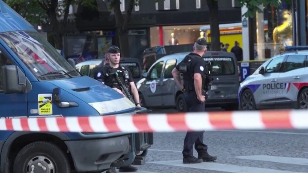 Paris : un policier attaqué au couteau près des Champs-Elysées
Jeudi 18 juillet, un policier a été blessé par un individu armé d'un couteau. Neutralisé, l'assaillant est mort de ses blessures.