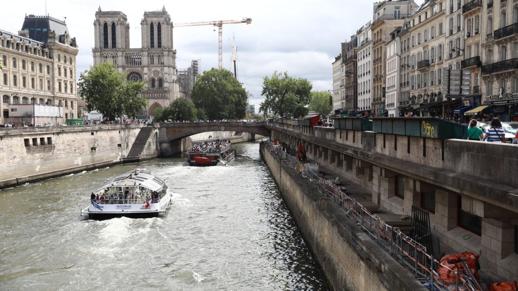 Cérémonie d'ouverture : l'Union Nationale des Taxis demande une "autorisation spéciale pour les taxis" pour pouvoir circuler sur le périphérique parisien vendredi
Le président réclame un laissez-passer pour que les taxis mobilisés puissent circuler sans problèmes, malgré les restrictions mises en place pour l'organisation de la cérémonie d'ouverture des Jeux olympiques sur la Seine, vendredi.
