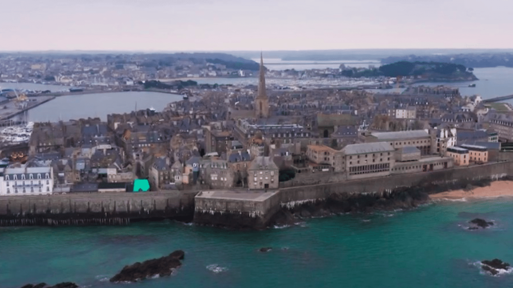 Tourisme : à Saint-Malo, des réactions mitigées après la mise en vente de billets de TGV supplémentaires
Cette année encore, la Bretagne sera la région star de l'été. La SNCF a annoncé la mise en vente de 300 000 billets TGV supplémentaires. Parmi les destinations phares, Saint-Malo. Sur place, certains habitants ont le sentiment d'accueillir trop de touristes.