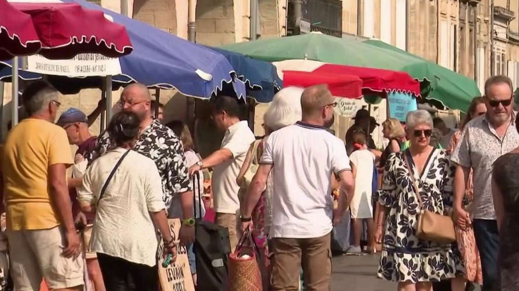 Canicule : les habitants de Libourne font face à un premier pic de chaleur
Dimanche 28 juillet, la température devrait monter jusqu'à 34 degrés à Libourne (Gironde). Pour affronter la chaleur, les habitants ont déjà pris leurs précautions.