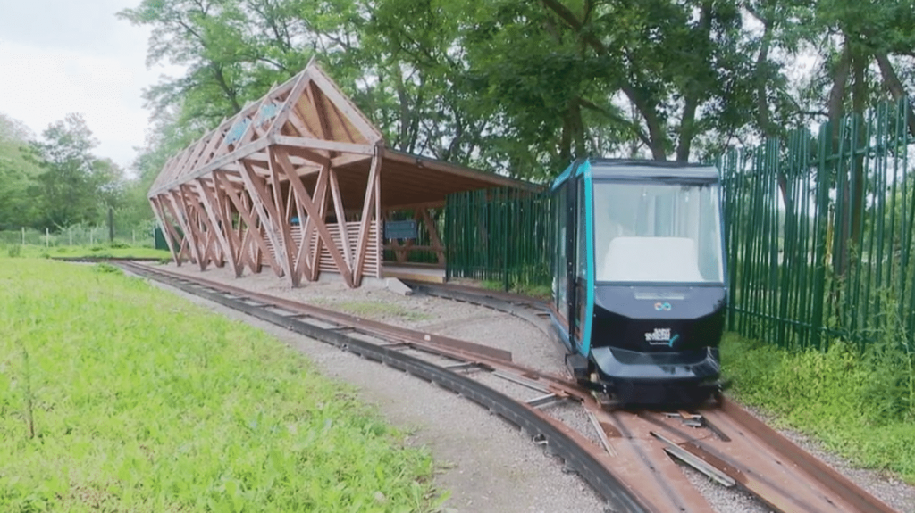 Transports : une capsule innovante pour transporter le public a été inaugurée
À Saint-Quentin-en-Yvelines, dans les Yvelines, des capsules électriques ont été développées pour transporter le public. Un dispositif ultra rapide et écologique.