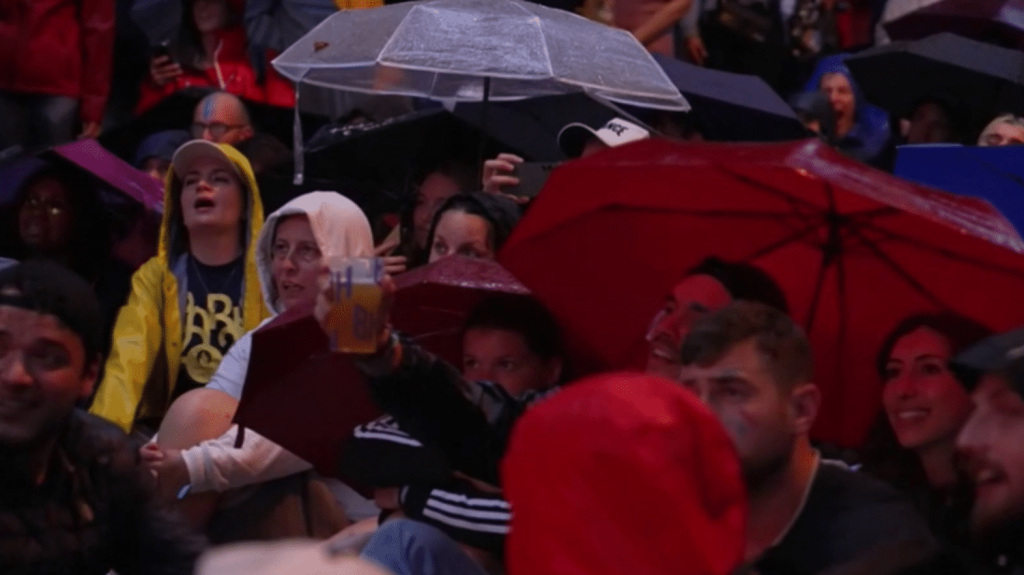 Paris 2024 : malgré la pluie, des spectateurs conquis par la cérémonie d’ouverture
La soirée du vendredi 26 juillet est entrée dans l’Histoire à plusieurs titres. Plus de 23 millions de téléspectateurs ont suivi la cérémonie sur France 2, sans compter ceux qui étaient en bords de Seine sous la pluie.