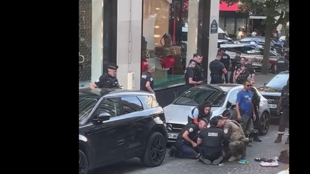 Attaque au couteau sur les Champs-Élysées : des témoins de la scène racontent
Un policier a été grièvement blessé à la tête dans la soirée du jeudi 18 juillet, lors d'une attaque au couteau sur les Champs-Élysées, à Paris. L'auteur des faits a été neutralisé par balle et un périmètre de sécurité a été mis en place.