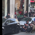 Attaque au couteau sur les Champs-Élysées : des témoins de la scène racontent
Un policier a été grièvement blessé à la tête dans la soirée du jeudi 18 juillet, lors d'une attaque au couteau sur les Champs-Élysées, à Paris. L'auteur des faits a été neutralisé par balle et un périmètre de sécurité a été mis en place.