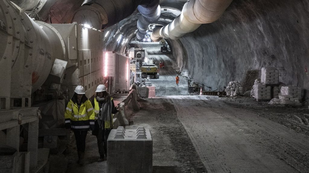 Tunnel Lyon-Turin : le chantier coûtera finalement 11,1 milliards d'euros et sera livré avec un an de retard
La société maître d'ouvrage a publié les nouveaux chiffres vendredi dernier. Les travaux coûteront 30% de plus que prévu.