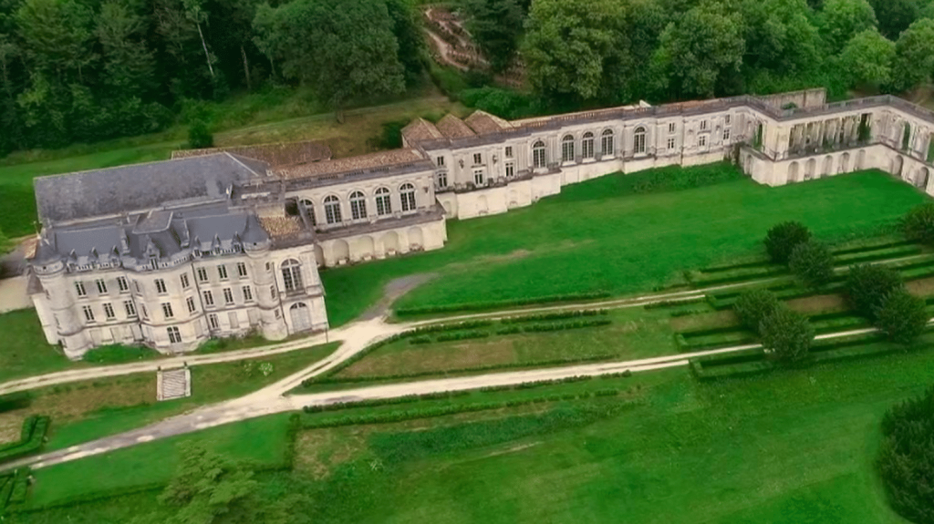 Patrimoine : le château de la Mercerie, le "petit Versailles charentais"
Découverte, ce vendredi 5 juillet, d’un petit trésor méconnu du patrimoine : le château de la Mercerie, en Charente. Sa particularité est son impressionnante façade blanche de 220 mètres, la plus longue du monde pour un château.