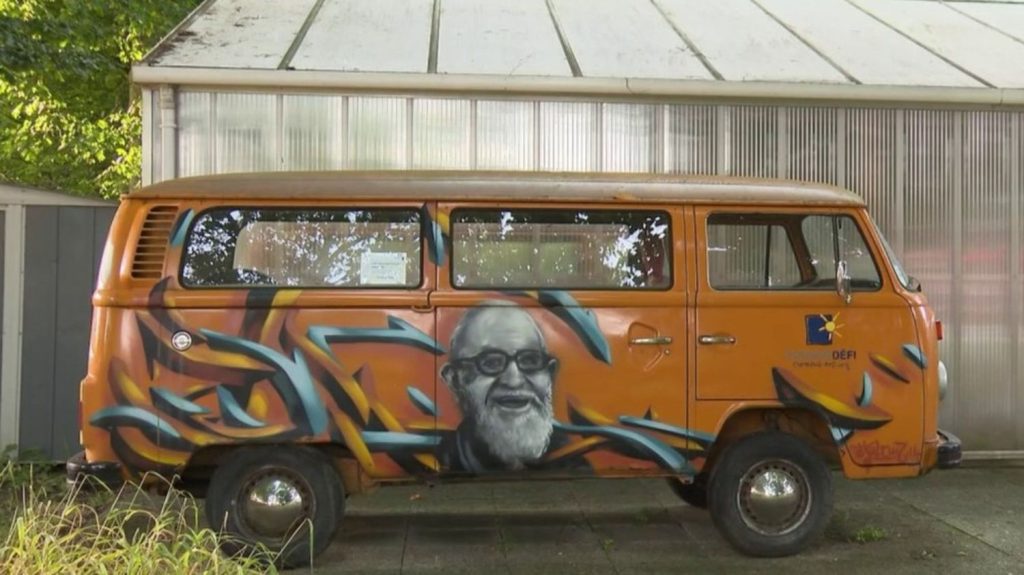 L'abbé Pierre accusé d'agressions sexuelles : les communautés Emmaüs sous le choc
Jeudi 18 juillet, au lendemain des accusations d'agressions sexuelles formulées par au moins sept femmes contre l'abbé Pierre, les communautés Emmaüs sont sous le choc.