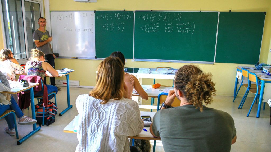 On vous explique le fonctionnement des futures classes prépa-seconde et les inquiétudes de certains syndicats
Ce sas d'un an entre le collège et le lycée sera destiné aux élèves admis en seconde sans avoir obtenu leur brevet des collèges. Il doit être expérimenté à la rentrée 2024, puis généralisé en 2025.