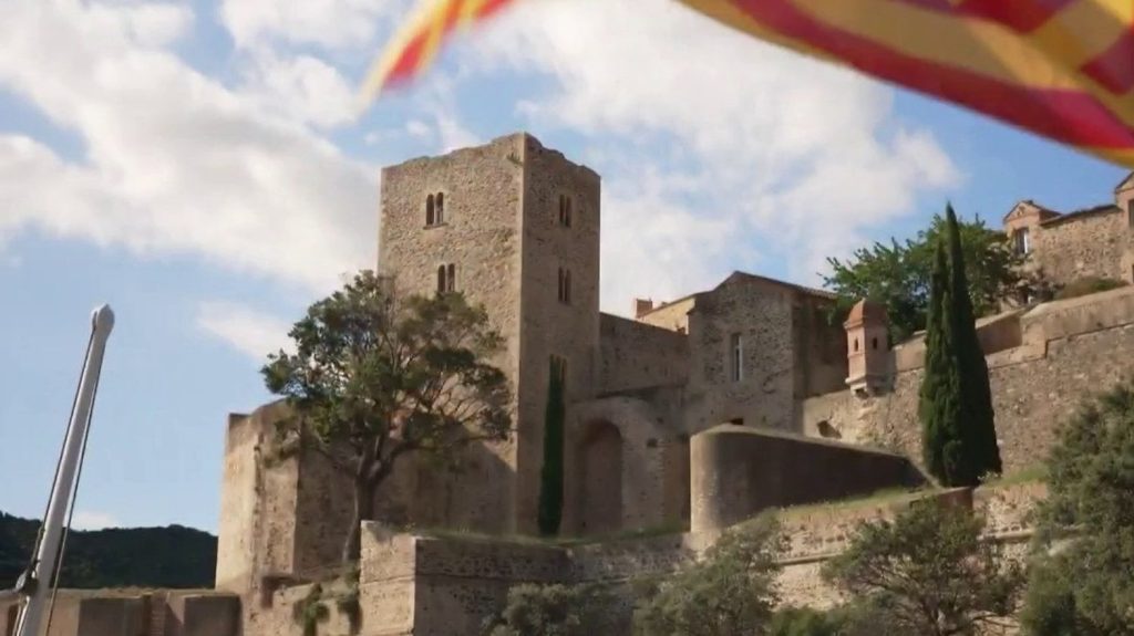 Pyrénées-Orientales : Collioure sacré village préféré des Français, habitants et commerçants se réjouissent
C'est désormais officiel, vendredi 12 juillet, Collioure, (Pyrénées-Orientales), est devenu le village préféré des Français pour l'année 2024. Les habitants, peu surpris, se réjouissent et les commerçants s'attendent à une hausse de la fréquentation.