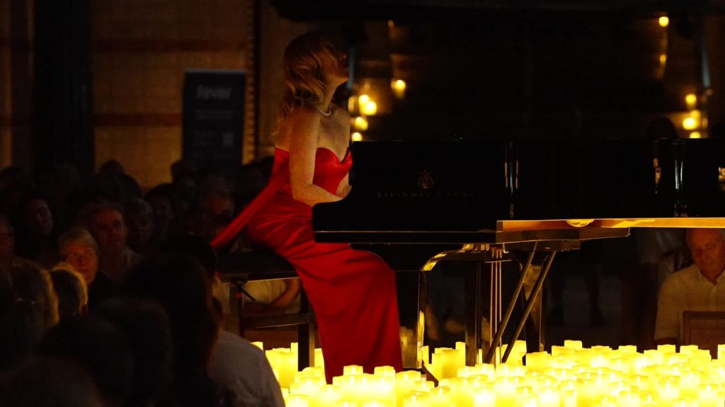 "Candlelight" : des concerts à la chandelle dans des lieux insolites cartonnent à Lyon
C'est une autre façon d'écouter de la musique : des concerts à la bougie. Mélangeant Vivaldi, K-Pop et musiques de films, le concept séduit un large public. La particularité : ils sont toujours organisés dans des lieux insolites.