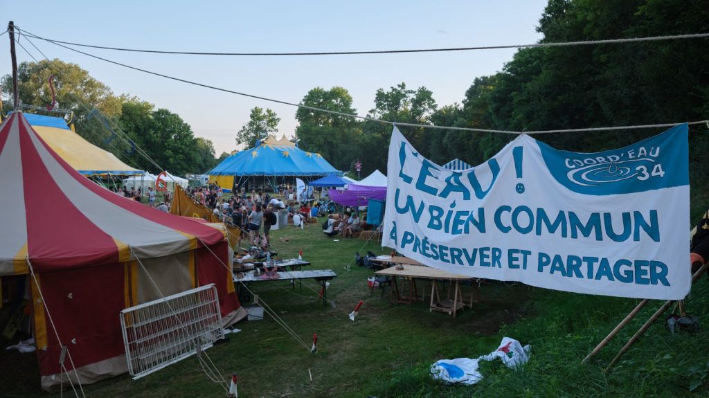 Mégabassines : les autorités craignent des débordements et appellent agriculteurs et opposants au calme
Plusieurs milliers de personnes sont réunies depuis mardi en Poitou-Charentes, avec la commune de Melle, près de Sainte-Soline, dans les Deux-Sèvres, comme épicentre de la contestation.