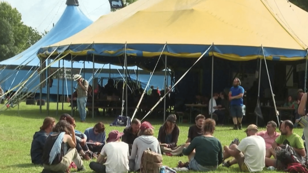 Mégabassines : des milliers de manifestants sont attendus dans les Deux-Sèvres
Des milliers de manifestants contre les mégabassines se sont rassemblés, vendredi 19 juillet. Des regroupements ont été interdits par la préfecture et les autorités craignent des violences, près d’un an après les manifestations à Sainte-Soline.