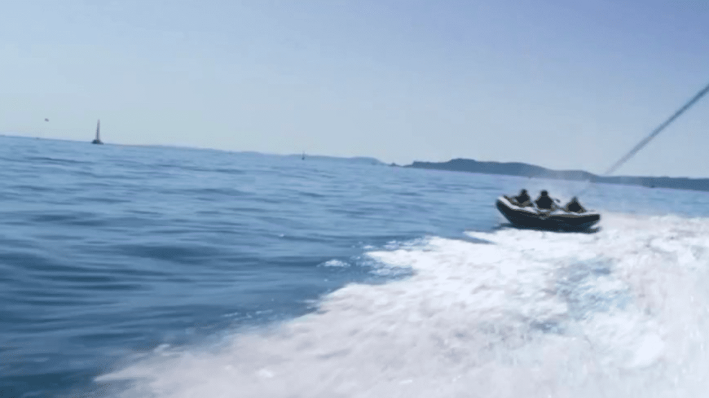 Vacances d’été : les dangers des jeux nautiques à la plage
Près de Nice, une jeune femme qui pratiquait de la bouée tractée a été grièvement blessée, projetée contre l'hélice du bateau. L’accident relance le débat sur la sécurité en mer pendant les vacances d'été. Reportage dans le Var.