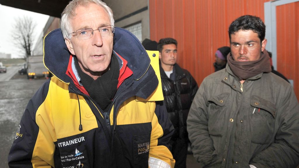 Jean-Claude Lenoir, figure de l'aide aux migrants dans le Pas-de-Calais, est mort dans un accident de la route
Seul à bord d'un fourgon de l'association Salam qu'il présidait, il a fait une sortie de route et est tombé dans le canal de l'Escaut où il s'est noyé. Il avait 73 ans.