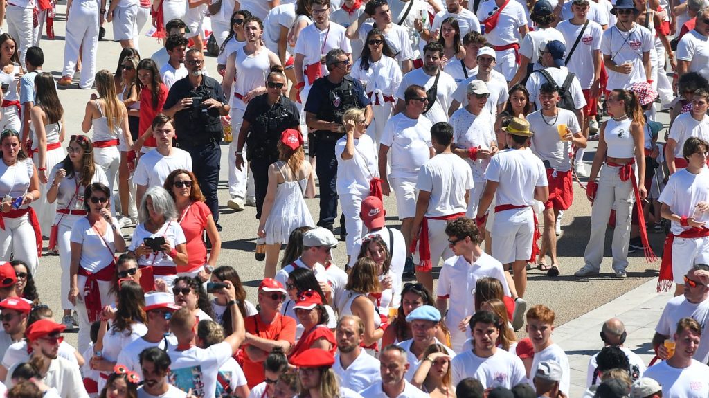 Fêtes de Bayonne : l'homme de 58 ans grièvement blessé jeudi soir lors d'une bagarre est mort, annonce le procureur de la République
Un suspect a été interpellé vendredi matin à la suite de ces violences. Il a été mis en examen et placé en détention provisoire par le juge des libertés et de la détention, indique le parquet de Bayonne.