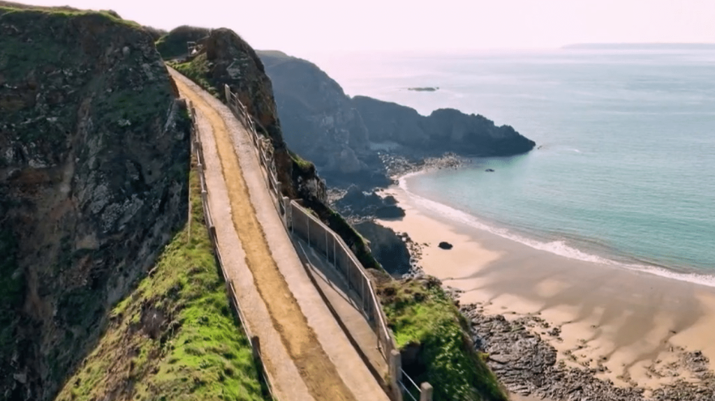 Tourisme : l’île de Sercq, petit paradis sauvage de la Manche
Vendredi 19 juillet, le 13 Heures vous emmène dans un minuscule paradis sauvage en plein milieu de la Manche : Sercq. La plus petite des îles anglo-normandes est à découvrir à vélo ou en calèche.