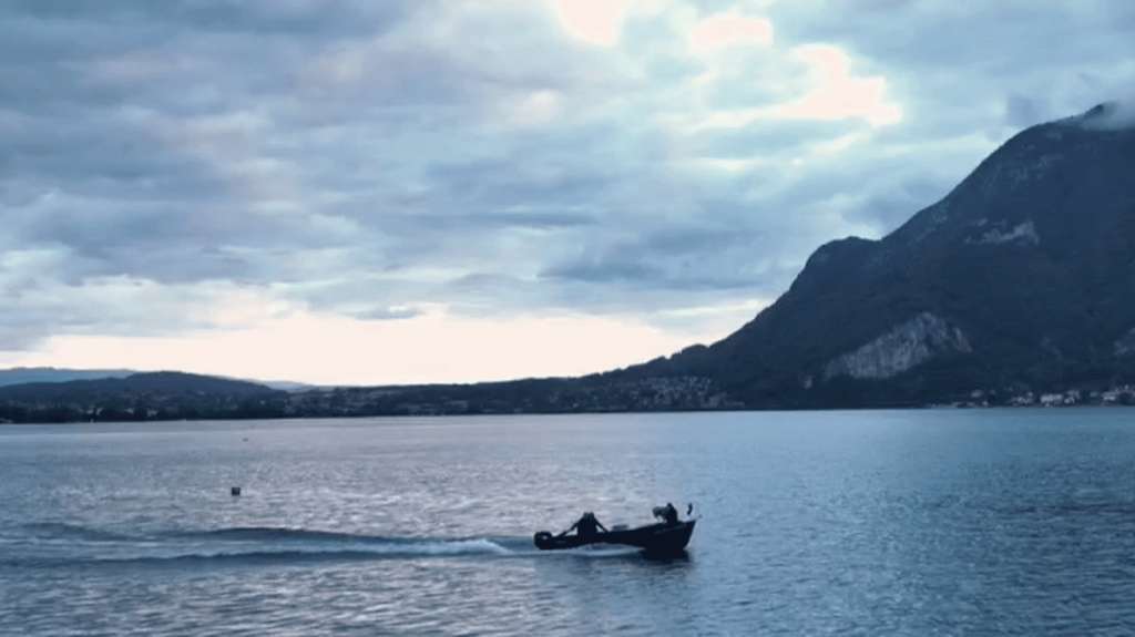 Tourisme : à la découverte des merveilles du lac d'Annecy et de ses alentours
Vendredi 19 juillet, le 20 Heures vous emmène en Haute-Savoie. Au programme : pêche dans le lac d'Annecy, escale dans un restaurant, visite d'un château et nuit passée à flanc de falaise.
