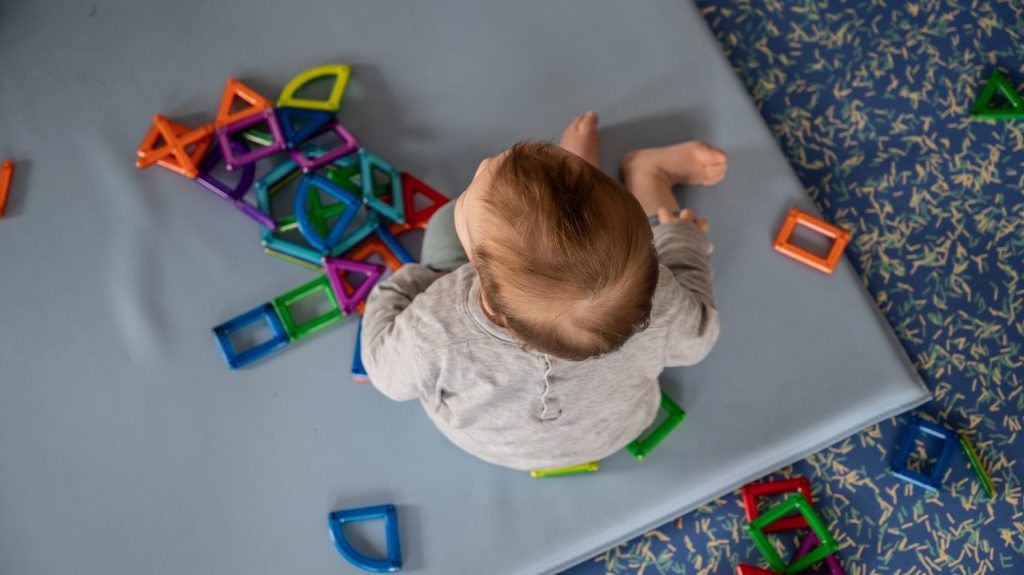 Marseille : une directrice de crèche et deux employées déférées en vue de leur mise en examen après des brûlures sur un bébé de six mois
Le parquet va requérir leur placement sous contrôle judiciaire, avec interdiction d'exercer un emploi impliquant un contact régulier avec un mineur.
