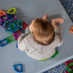 Marseille : une directrice de crèche et deux employées déférées en vue de leur mise en examen après des brûlures sur un bébé de six mois
Le parquet va requérir leur placement sous contrôle judiciaire, avec interdiction d'exercer un emploi impliquant un contact régulier avec un mineur.