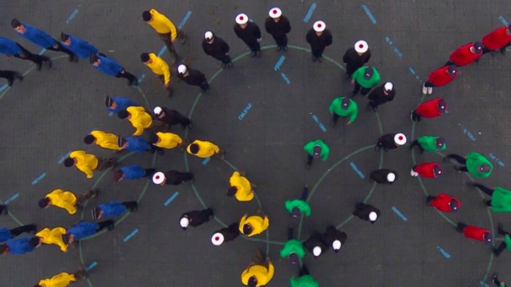 Défilé du 14-Juillet : une parade aux couleurs olympiques
Emmanuel Macron a présidé, dans la matinée du dimanche 14 juillet, le traditionnel défilé. La parade militaire a été réduite en raison des Jeux olympiques, mais comptait une prestigieuse invitée : la flamme olympique.