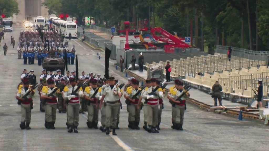 Défilé du 14-Juillet : la flamme olympique s’invite aux répétitions
Dimanche 14 juillet, le défilé sera un peu moins imposant que les précédentes années et n’aura pas droit aux Champs-Élysées. Les équipes de France Télévisions ont pu assister aux répétitions, vendredi 12 juillet.