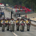 Défilé du 14-Juillet : la flamme olympique s’invite aux répétitions
Dimanche 14 juillet, le défilé sera un peu moins imposant que les précédentes années et n’aura pas droit aux Champs-Élysées. Les équipes de France Télévisions ont pu assister aux répétitions, vendredi 12 juillet.