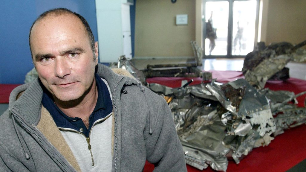 Témoignage
"C'est bien l'avion que pilotait Saint-Exupéry" : ce plongeur archéologue a percé le mystère de la disparition de l'auteur du "Petit Prince"
L'auteur français, aviateur pendant la Seconde Guerre mondiale, a disparu sans laisser de trace en 1944. Soixante ans plus tard, un plongeur archéologue a retrouvé l'épave de l'avion du père du "Petit Prince".