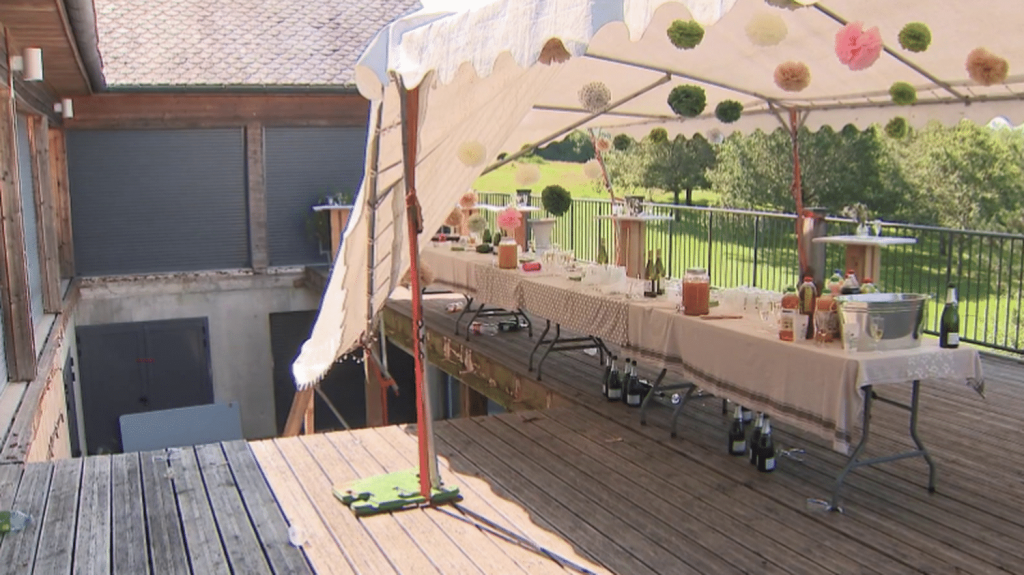 Cantal : l'effondrement d'une terrasse fait un mort et 39 blessés
Un accident dramatique est survenu samedi 27 juillet, à Saint-Pierre, dans le Cantal. Une terrasse suspendue en bois est tombée, faisant un mort et 39 blessés.