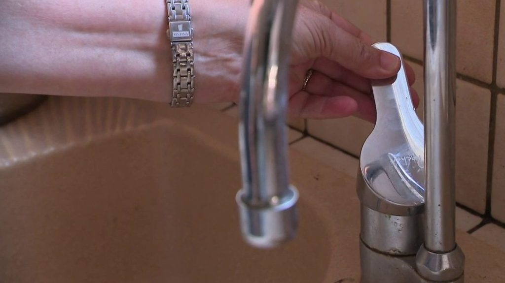 Sécheresse : dans l'Aude, les habitants de Durban-Corbières vivent sans eau une partie de la journée
Dans l'Aude, l'eau de la commune de Durban-Corbières est coupée entre 14h et 6h du matin à cause de la sécheresse. Les habitants sont obligés de s'organiser, tandis que les professionnels du tourisme perdent des clients.
