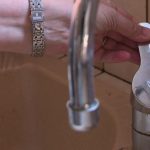 Sécheresse : dans l'Aude, les habitants de Durban-Corbières vivent sans eau une partie de la journée
Dans l'Aude, l'eau de la commune de Durban-Corbières est coupée entre 14h et 6h du matin à cause de la sécheresse. Les habitants sont obligés de s'organiser, tandis que les professionnels du tourisme perdent des clients.