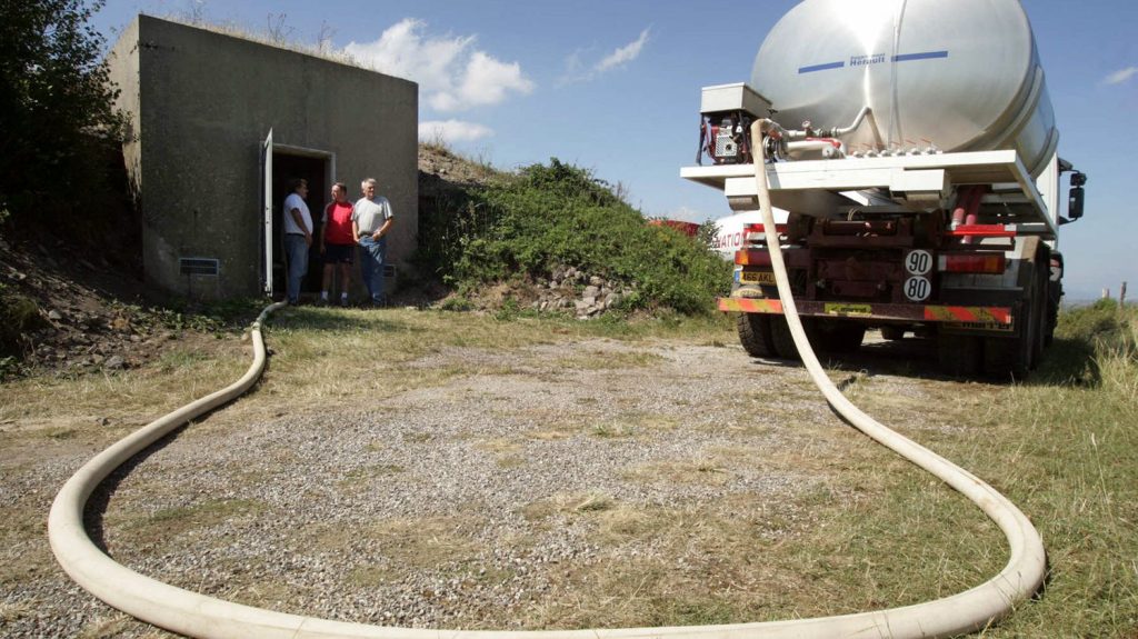Sécheresse : une commune de l'Aude privée d’eau 16 heures par jour
À Durban-Corbières, l'eau est coupée de 14h à 6h du matin depuis lundi car les nappes phréatiques sont à sec.