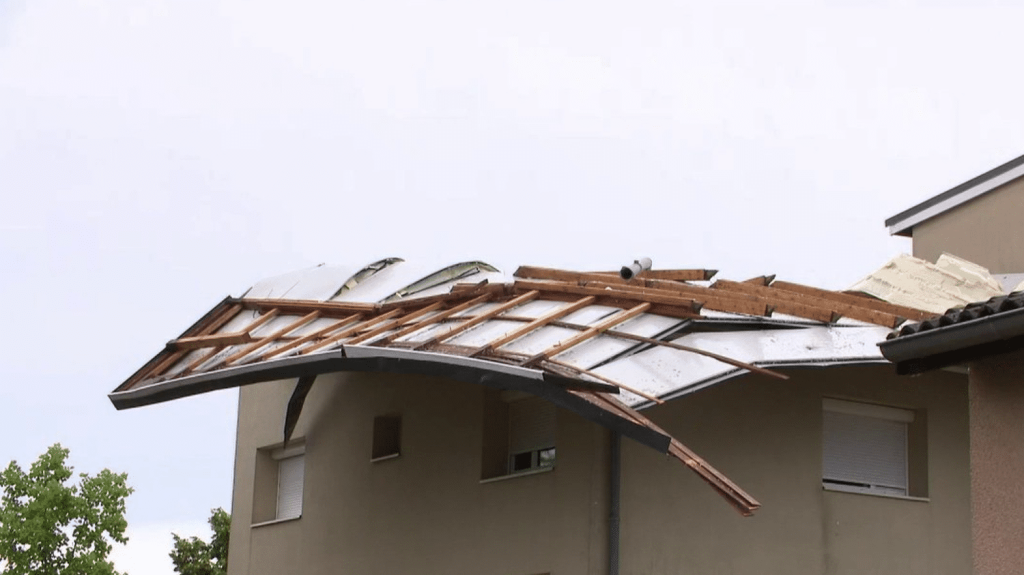 Vidéo
Le toit d’un EHPAD de la Loire arraché par l'orage
Le toit d’un EHPAD dans la Loire s’est arraché sous la violence du vent, dû aux gros orages qui frappent la France. Par miracle, pas de blessés mais 23 personnes ont dû être relogées.