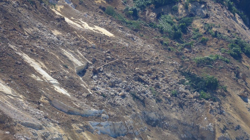 Eboulement en Isère : aucune victime retrouvée pour l'instant, les recherches interrompues
Aucune victime n'est pour l'instant à déplorer, après l'éboulement qui s'est produit jeudi à l'ouest de Grenoble. La zone reste pour l'instant fermée.