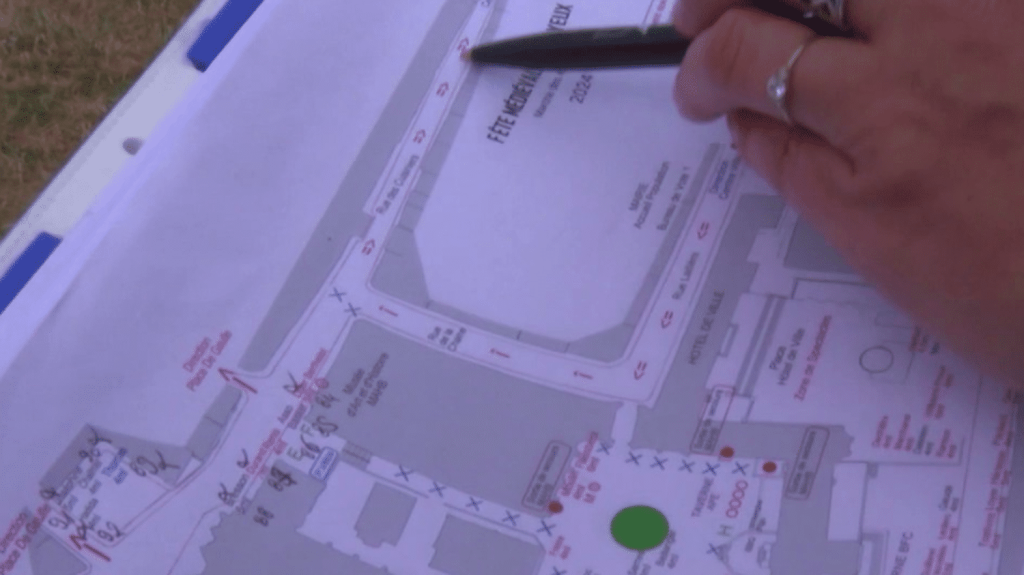 Législatives 2024 : à Bayeux, le casse-tête du scrutin pendant les Médiévales
Le scrutin organisé en urgence des législatives du dimanche 7 juillet chamboule l’organisation des communes. Reportage à Bayeux, en plein week-end des Médiévales, où sont attendues 50 000 personnes.