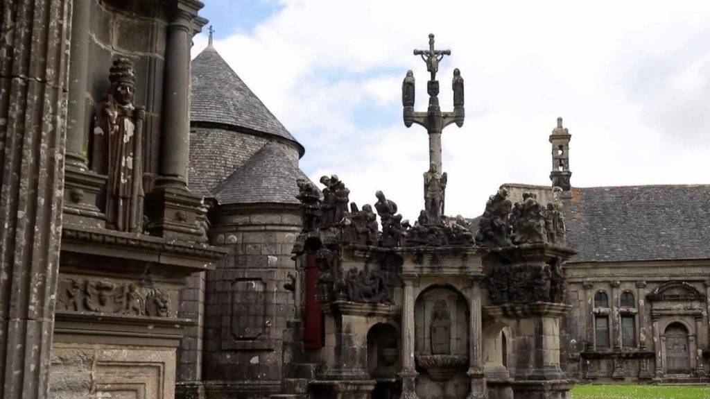 Bretagne : les enclos paroissiaux du Finistère veulent entrer au patrimoine mondial de l’Unesco
Les enclos paroissiaux du Finistère sont de véritables bijoux bretons. Assez pour entrer au patrimoine mondial de l’Unesco ? C’est en tout cas l’ambition des élus locaux.