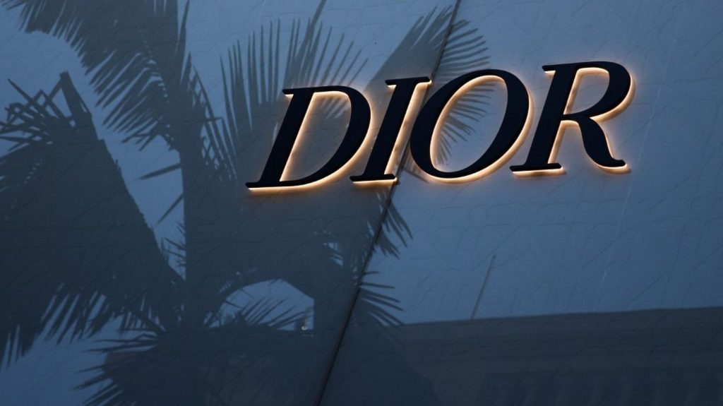 Italie : les maisons de luxe Dior et Armani visées par une enquête sur les conditions de travail de leurs sous-traitants
L'autorité italienne de la concurrence enquête également sur d'éventuelles infractions au code de la consommation liées à la manière de promouvoir et de vendre de certaines entreprises des groupes Armani et Dior.