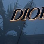 Italie : les maisons de luxe Dior et Armani visées par une enquête sur les conditions de travail de leurs sous-traitants
L'autorité italienne de la concurrence enquête également sur d'éventuelles infractions au code de la consommation liées à la manière de promouvoir et de vendre de certaines entreprises des groupes Armani et Dior.