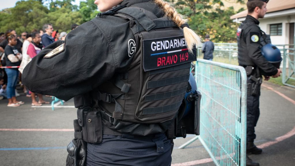 Crise en Nouvelle-Calédonie : deux enquêtes ouvertes, dont une confiée à l'IGGN, après la mort d'un homme tué par le tir d'un gendarme
Ce décès est le dixième depuis le début des violences sur l'archipel, le 13 mai dernier.