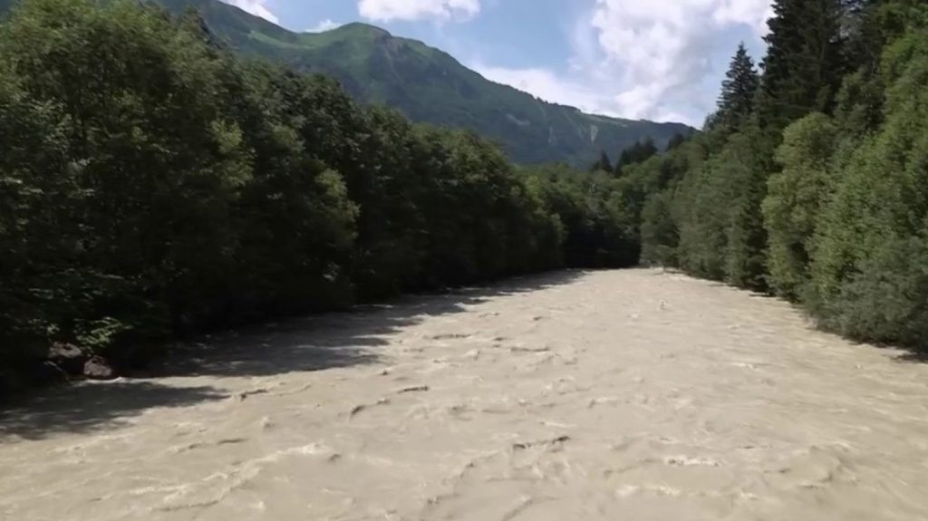 Pluies torrentielles en Haute-Savoie : des campings évacués en pleine nuit
Plusieurs campings de Chamonix (Haute-Savoie) ont activé leur plan d’alerte inondations. Les fortes pluies ont provoqué la montée rapide du torrent voisin.
