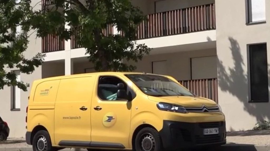 Isère : 13 000 lettres retrouvées chez un facteur
À Bourgoin-Jallieu (Isère), un facteur a conservé plus de 13 000 lettres chez lui. Selon ses explications, il a agi ainsi car il n'arrivait pas à finir ses tournées.