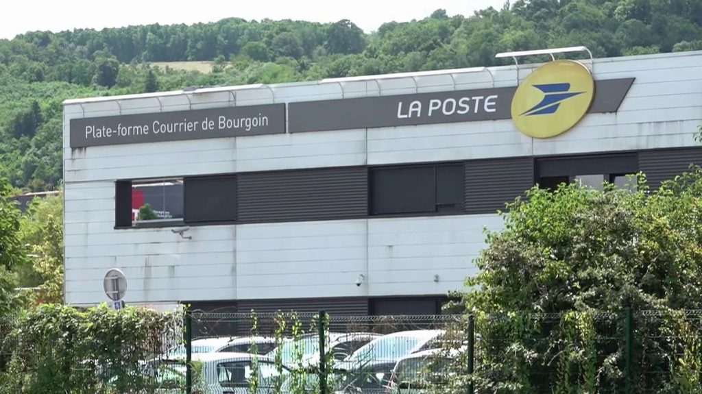 Isère : un facteur a gardé plus de 13 000 lettres chez lui
Un facteur de Bourgoin-Jallieu (Isère) gardait chez lui 13 000 lettres car il n'arrivait pas à finir ses tournées. La Poste a porté plainte.