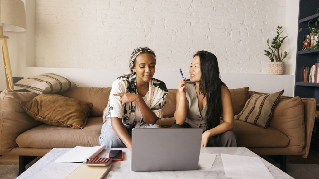 Quatre entreprises sur dix créées en 2022 l'ont été par des femmes, selon l'Insee
Les femmes restent toutefois moins enclines que les hommes à créer leur société, alors qu'elles représentent presque la moitié de la population active.