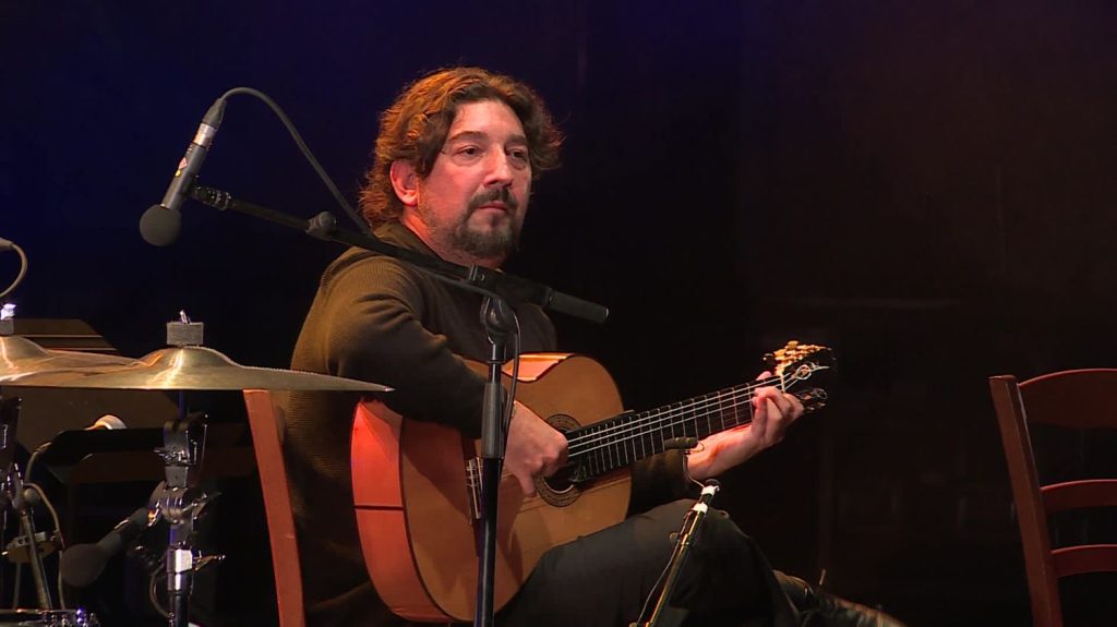 Des guitaristes prodiges aux stars de la chanson, le festival corse "Les nuits de la guitare" fait le pari de l’éclectisme
À Patrimonio, Christophe Maé ou encore Pascal Obispo partagent l’affiche de la 33e édition du festival avec du jazz manouche ou encore l’Américain Cobi. Un mélange des genres pour faire découvrir à un public parfois néophyte le meilleur de la guitare.