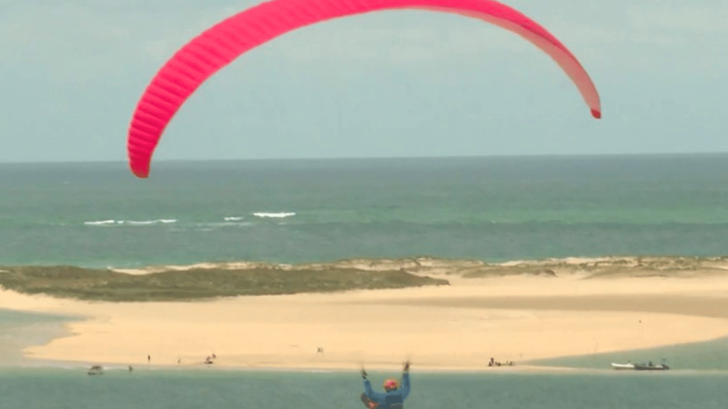 Gironde : des accidents de parapente en série sur la dune du Pilat
En Gironde, un message de prudence est lancé aux amateurs de parapente, de plus en plus nombreux à s'élancer de la célèbre dune du Pilat. Les accidents se multiplient : déjà 15 en à peine un mois.