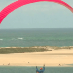 Gironde : des accidents de parapente en série sur la dune du Pilat
En Gironde, un message de prudence est lancé aux amateurs de parapente, de plus en plus nombreux à s'élancer de la célèbre dune du Pilat. Les accidents se multiplient : déjà 15 en à peine un mois.